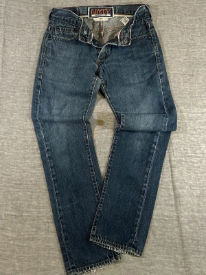 Levi's 511 Slim Fit Low Rise Dark Indigo Stretch W30xL30 - Levi’s 511 skinny jeans in a clean blue wash with natural fading. Slim tapered fit with low–mid rise. Easy everyday denim for streetwear or casual fits. Light staining on front/back legs visible in bright light but not noticeable in normal wear.  Waist 38cm, rise 21cm, thigh 27cm, knee 20cm, foot 17cm, inseam 75cm.  Used condition, good overall. 