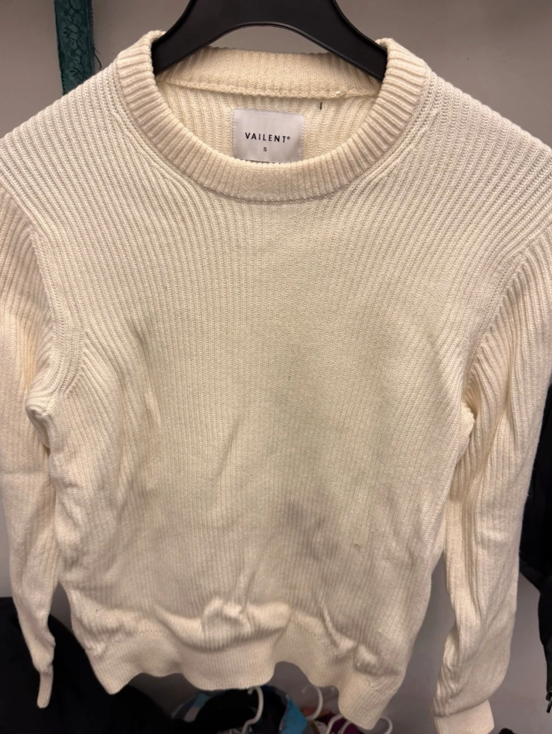 Vit ribbstickad tröja från Vailent