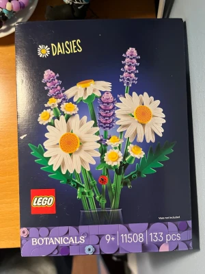Lego blommor - Jättefina legoblommor! Förpackningen är ej öppnad och jag säljer eftersom att jag fick två stycken i present men endast ville behålla en. Pris kan absolut diskuteras!! Måtten står på förpackningen ❤️