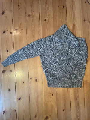 Gråmelerad Stickad Kofta - Säljer en stickad vintage kofta i gråmelerat mönster med knapp. Märket är mywear i storlek M. Pris går att diskuteras!