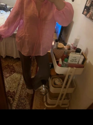Rosa blus  - Säljer denna vackra sommar blus💓😍🥹Den är rätt så genomskinlig men det är ett perfekt strandplagg! Står ingen storlek men jag har S och den passar mig fin fint☀️🥹