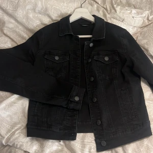 Svart jeans jacka - Säljer denna svarta jeans jacka för den ej passade på mig! Den är i bra skick!💕