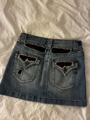 Lågmidjad jeanskjol - Kjol utan defekter med mocka tyg på fickorna. St.36. 