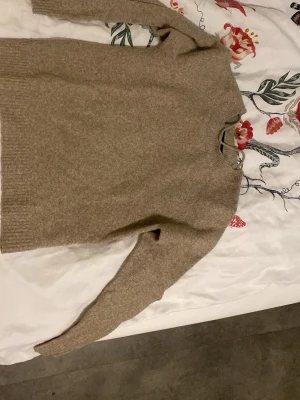 Beige stickad tröja Vero Moda - Mysig beige stickad tröja från Vero Moda i storlek XS. Tröjan har rund halsringning, långa ärmar och ribbade muddar vid ärmslut och nederkant. Perfekt för lager på lager och enkel att matcha med olika outfits. Använder inte längre för att den har blivit för liten…