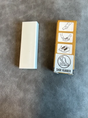 Mockasudd  - Shoe rubber i vitt för att rengöra sneakers och andra skor. Perfekt för att ta bort smuts och fläckar från sulor och ovandel. Enkel att använda och smidig att ha med sig i väskan. Funkar på Mocka, läder och Alcantara 