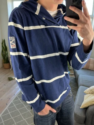 Mörkblå randig hoodie  - Unik, trendig och perfekt nu i vår! Mått: A:55 B:49 C:49 D:66 (cm) Skriv vid fundering 😇✌️