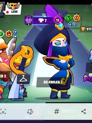 Brawl stars konto! Biligt som fan! - Snygg cosplaydräkt inspirerad av en magiker från Brawl Stars. Dräkten är blå med gula detaljer, stor turban med lila fjäder och matchande mask. Perfekt för maskerad eller cosplayevent där du vill sticka ut.