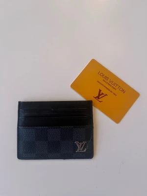 Plånbok  - Jag säljer en plånbok kort medföljer skriver vid frågor och pris