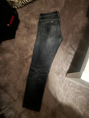 Mörkblå jeans dondup herr - Säljer ett par mörkblå jeans från dondup i storlek 33 dem är ganska små i storleken som dem flesta dondup jeansen är så jag skulle säga att dem passar mellan 30-31 i midja. Har bara använda ett fåtal par gånger.