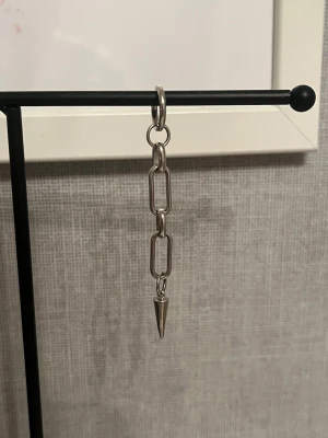 Alvas essentials - Säljer ett superfint örhänge från Alvas essentials. Har inte använt örhänget många gånger och det är i fint skick💞