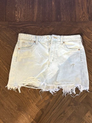 Super ljusblå jeanskjol  - Säljer denna jätte ljusblå jeanskjol ifrån H&M. Kjolen har jättesnygga slitningar och passar perfekt nu till våren/sommaren. Skriv om ni har frågor / önskar fler bilder osv.💕💕