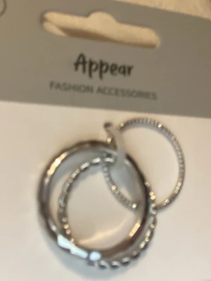 Söta silvriga ringar från Appear - Tre silvriga ringar från Appear i olika mönster och former. En ring har en tvinnad design, en är slät och en har små detaljer längs kanten. Perfekta för att mixa och matcha till din stil. De säljs separat skriv för att säga vilken du vill ha💞💞