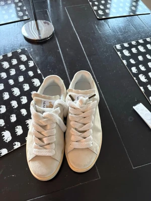 Lanvin light curb  - Säljer mina lanvin light curb knappt använda, hör av er vid frågor!