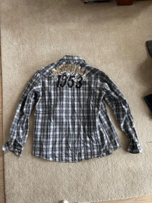 Vintage skjorta - Grymt snygg rutig vintage skjorta. Storlek s-m passar mig perfekt som 180 