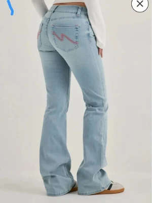 Nelly jeans - Säljer dessa jeans från Nelly i storlek 32! De är lite uppgådda längst ner (se bild 3), men inget som stör eller som man tänker på när de är på. På bild 2 syns även ett litet hål, kan skicka mer bilder! Säljer då dom inte passar mig längre jag är 160 cm ❤️