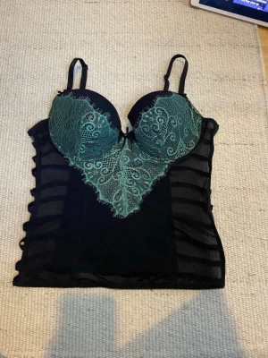 Snygg svart och grön korsett topp - Längd: 39cm Midja: 35cm c2 Kupa: ↕️16cm↔️16cm 