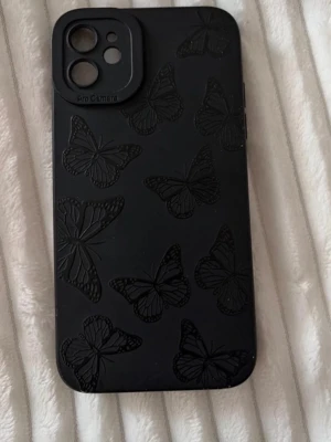 Svart mobilskal med fjärilsmönster - Snyggt svart mobilskal till IPhone 11