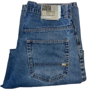 Southpole Baggy jeans - Southpole Baggy jeans. W30. Små slitningar på framsidan (bild 3/4) [Ytterbenslängd 97cm] [Innerbenslängd 71cm] [Midja 39cm] [Benöppning 23cm]