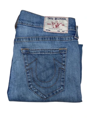 True Religion jeans - True Religion jeans Ricky fit W34 [Ytterbenslängd 105cm] [Innerbenslängd 79cm] [Midja 47cm] [Benöppning 23cm] 