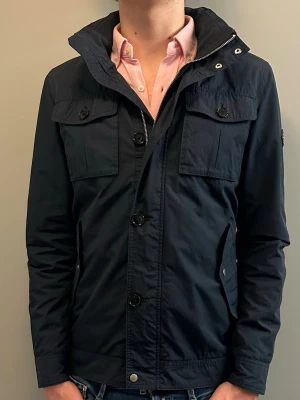 J.Lindeberg field jacket - Riktigt fet marinblå fieldjacket från J.Lindeberg i storlek M, kan passa stor S. Jackan är använd men i mycket bra skick! Nypris ca 3500, skriv för fler bilder eller funderingar!