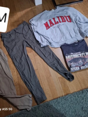 Grå leggings med fickor - Säljer ett par grå leggings med smal passform och praktiska fickor framtill. De har en enkel design utan synliga loggor och är perfekta för en avslappnad stil. Materialet känns mjukt och stretchigt, vilket gör dem bekväma att bära hela dagen.