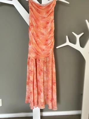 Adoore klänning - Säljer denna långa klänning från adoore, använd fåtal gånger och är i bra skick. Perfekt till midsommar🥰