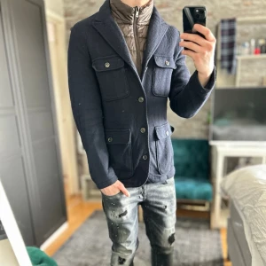 Seventy jacka - Bra skick, lite smuts på armslutet och lite nopprig men annars fint! Passar dig som är mellan 180-190cm ungefär. Nypris ca 7000kr. Modellen är 185 cm, 75kg. Passar bra nu till våren! Skriv för mer information!🤝