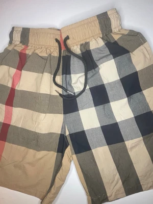 Beige-rutiga shorts med snörning - Skicka för mer info!