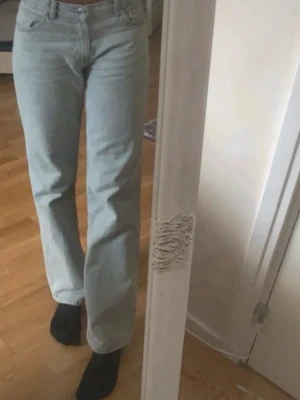 Low straight jeans - Gina tricot - säljer ett par gråa low straight jeans, köpta ifrån Gina tricot 💕 säljer vidare dessa jeans eftersom att de inte kommer till användning, köpta dessa juni 2025 men har nt använt så de är i fint helt nytt skick utan prislapp 🤍 storlek: XS 🤍passar perfekt för långa tjejer, är själv 173cm 🤍skickar iväg paketet så snabbt som möjligt 🤍meddela mig för fler bilder eller diskutera pris