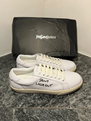 Saint Laurent skor - Vita Saint Laurent skor. Helt nya, boxen är dock sönder. Kom privat för flera frågor.