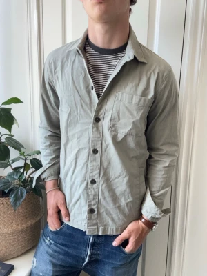 Hollister overshirt  - Hollister overshirt, Inga defekter! Modellen i bilderna är 180 cm 75 kg och bär Storlek S , Kom med frågor! 🌟 (Kan gå ned i pris vid köp av paket 😉) 