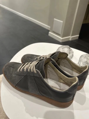 Maison marigela gats grå - Säljer ny mina gats då jag vill ha någpt annat, de har haft en ägare innan därför är priset som de är, man får med allt original så box och sko påsarna, det har spruckit en söm på de men inget märkvärdigt