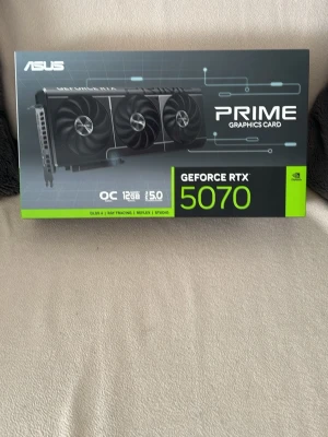 ASUS GeForce RTX 5070 PRIME grafikkort - Säljer ett ASUS PRIME GeForce RTX 5070 grafikkort med 12GB minne. Kortet har tre stora kylfläktar, stöd för DLSS 3, ray tracing och HDMI. Perfekt för gaming och kreativa projekt. Svart design med gröna detaljer och robust byggkvalitet.