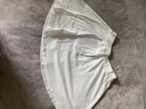 Basic vit kjol - Den har en söm i mitten av kjolen. Köpt på SHEIN. Vet ej storlek, antingen xs eller barnstorlek 146-152/156-164. Ribbat material.