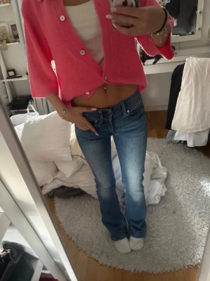 Jeans - Bootcut jeans från G-star🩷 Mycket fint skick! Väldigt fin passform🥹 Nypris enligt bild: 1 499kr💕  Skriv vid eventuella frågor!🥰🥰🥰