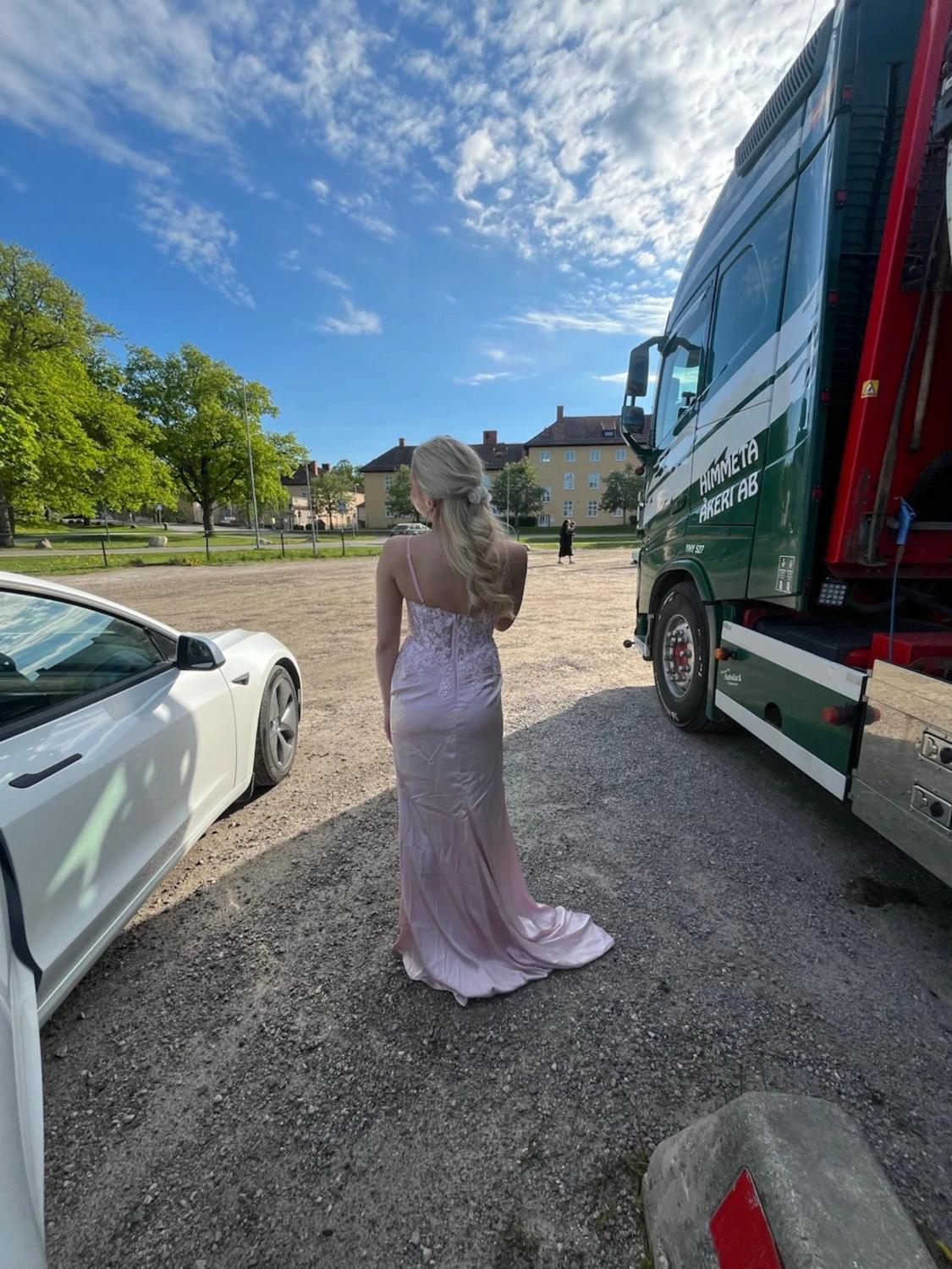 Ljusrosa långklänning med spetsdetaljer