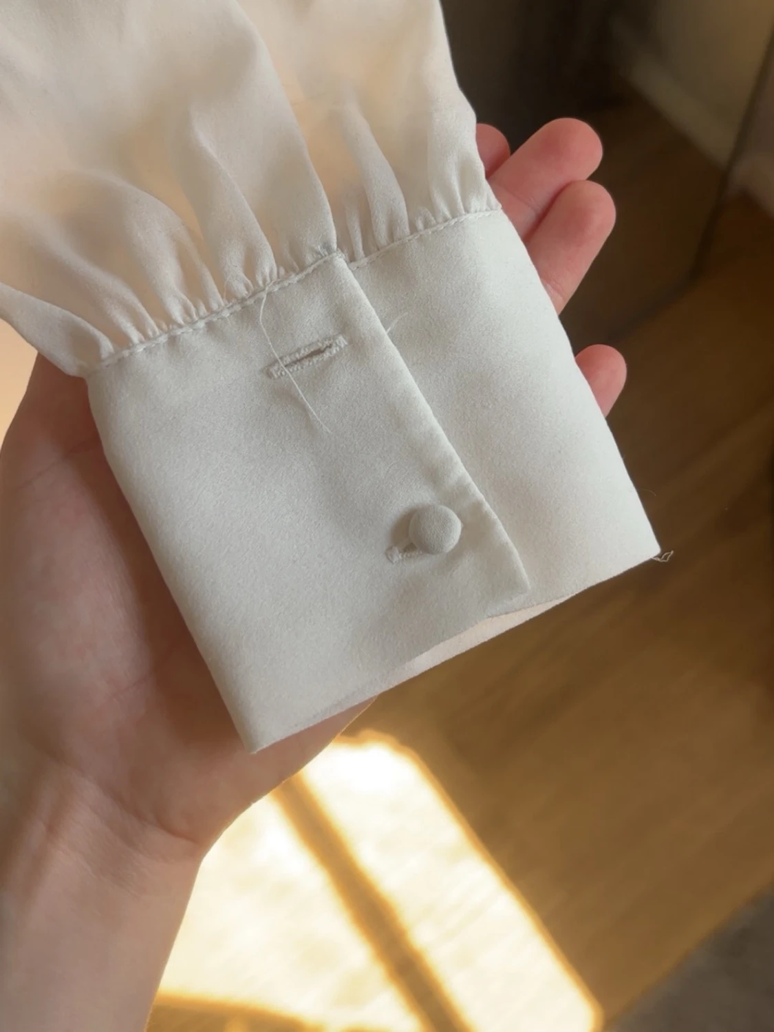 Vit blus med smock och knappar - 3