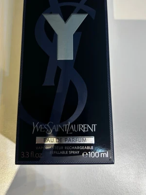 Yves Saint Laurent Y Eau de Parfum 100ml - Y Eau de Parfum från Yves Saint Laurent 100ml oanvänd (pris kan också diskuteras)