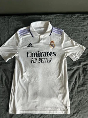 Real Madrid tröja - Vit Real Madrid jersey. Storlek 176, passar mittemellan S-M. Inte använd på ca 2 år.