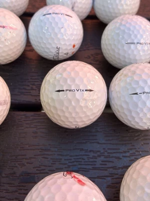 Titleist Pro V1x och v1 12 st - Säljer flera vita golfbollar av modellen Pro V1x och v1 från Titleist. Klassisk rund form med dimple-mönster och svart text. Perfekta för dig som vill ha kvalitetsbollar till golfbanan.