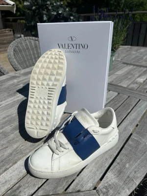 Valentino open - Jag säljer dessa därav att de inte passar använt fåtal gånger hör av er vid minsta fundering box tillkommer