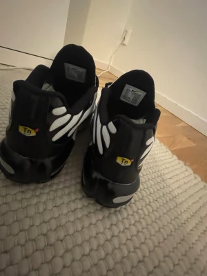 Nike Air Max Plus Tn svart/vit - Nike Air Max Plus Tn sneakers i svart och vitt med ikoniska vågformade detaljer och Tn-logga på hälen. Dom är hellt oanvände fick dom k present med dom va för stor storlek( de kosta över 1 tusen men jag säljer för 900 och priset kan diskuteras jag är öppen för säkning på priset 