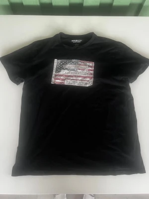 Ralph lauren denim & supply T-shirt svart - Riktigt snygg Ralph lauren denim supply T-shirt i svart färg. fint skick inga fel storlek M/L kan ta mått vid behov. Endast 245kr ej hugget i sten kom gärna med frågor och prisförslag har även mycket mer liknande i min profil alla storlekar kolla gärna stor rabatt vid köp av flera 😁✌️