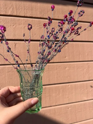 Pärlblombukett  - Unika dekorationskvistar med rosa och blå pärlor på metalltrådar. Perfekt som färgglad inredningsdetalj till rummet eller skrivbordet. (Vasen ingår ej) 