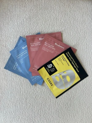 K-Beauty 5x Sheet Mask Bundle - Hydration 💧 - 5 st k-beauty ansiktsmasker för torr, stram eller uttorkad hud. Ger intensiv återfuktning och plumpad hud. Innehåller:     2x Biodance Hydro Cera-Nol Real Deep Mask, 2x Biodance Bio-Collagen Real Deep Mask, 1x COSRX Advanced Snail Mucin Glass Glow Hydrogel Mask