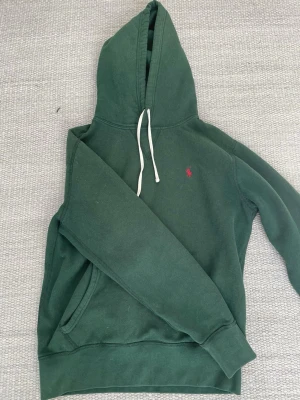  Polo Ralph Lauren hoodie - Hej! Säljer nu denna Ralph lauren hoodie för att den inte passade på mig lite för liten tyckte jag( 170 63 kg). Jättefint skick på den inga defekter. Hör av dig vid frågor!