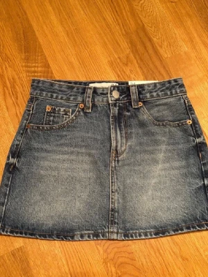 Blå jeanskjol från Stradivarius - Säljer denna supersnygga kjol från stradivarius då den inte passar mig💞