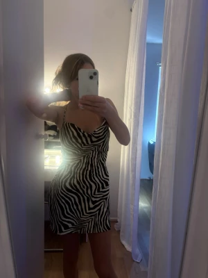 Klänning - En snygg klänning med zebra mönster och silkes material. Aldrig använd!!🩷