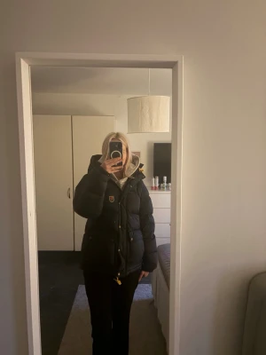 Svart pufferjacka från Fjällräven - Säljer min svarta fjällrävenjacka den är jättefin men kommer inte till andvändning har bara andvänt det fåtal gånger så den är som ny. Jag har storlek M i min och den passar perfekt till dem som har XS/S i vanliga fall. Jag säljer min för 6999 kr då den är som ny😊Om ni vill ha fler bilder eller har frågor så är det bara och skriva till mig🥰
