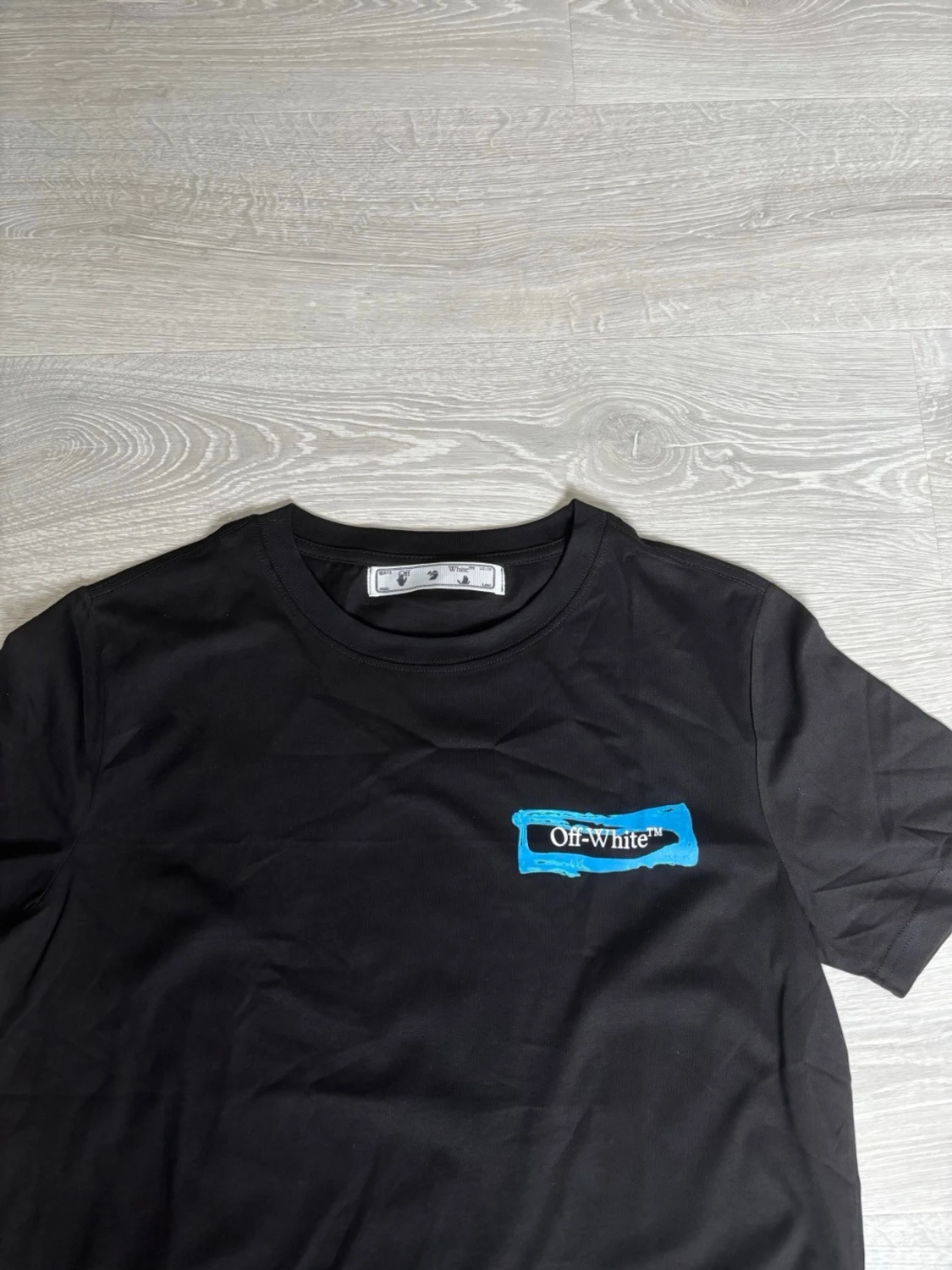 Svart Off-White t-shirt med blå detalj - 1